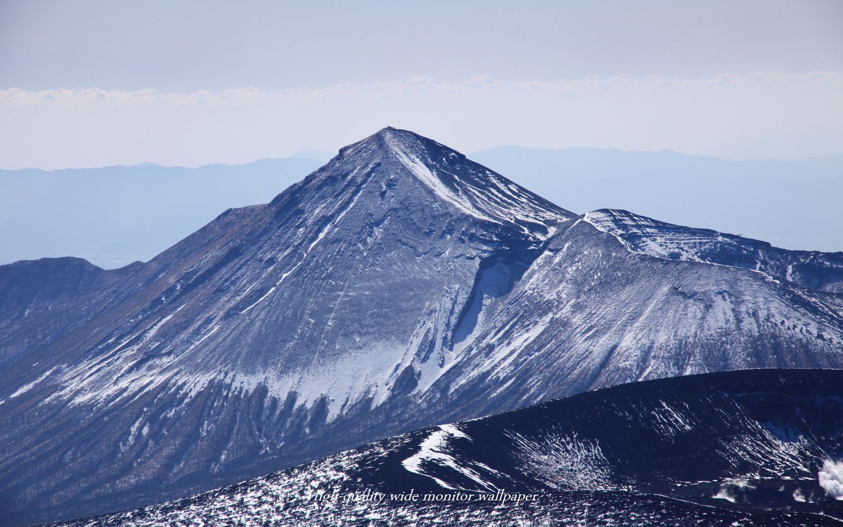 雪景色の高千穂の峰をモチーフにしましたアスペクト比１６：１０のモニター【1680×1050】に対応しています