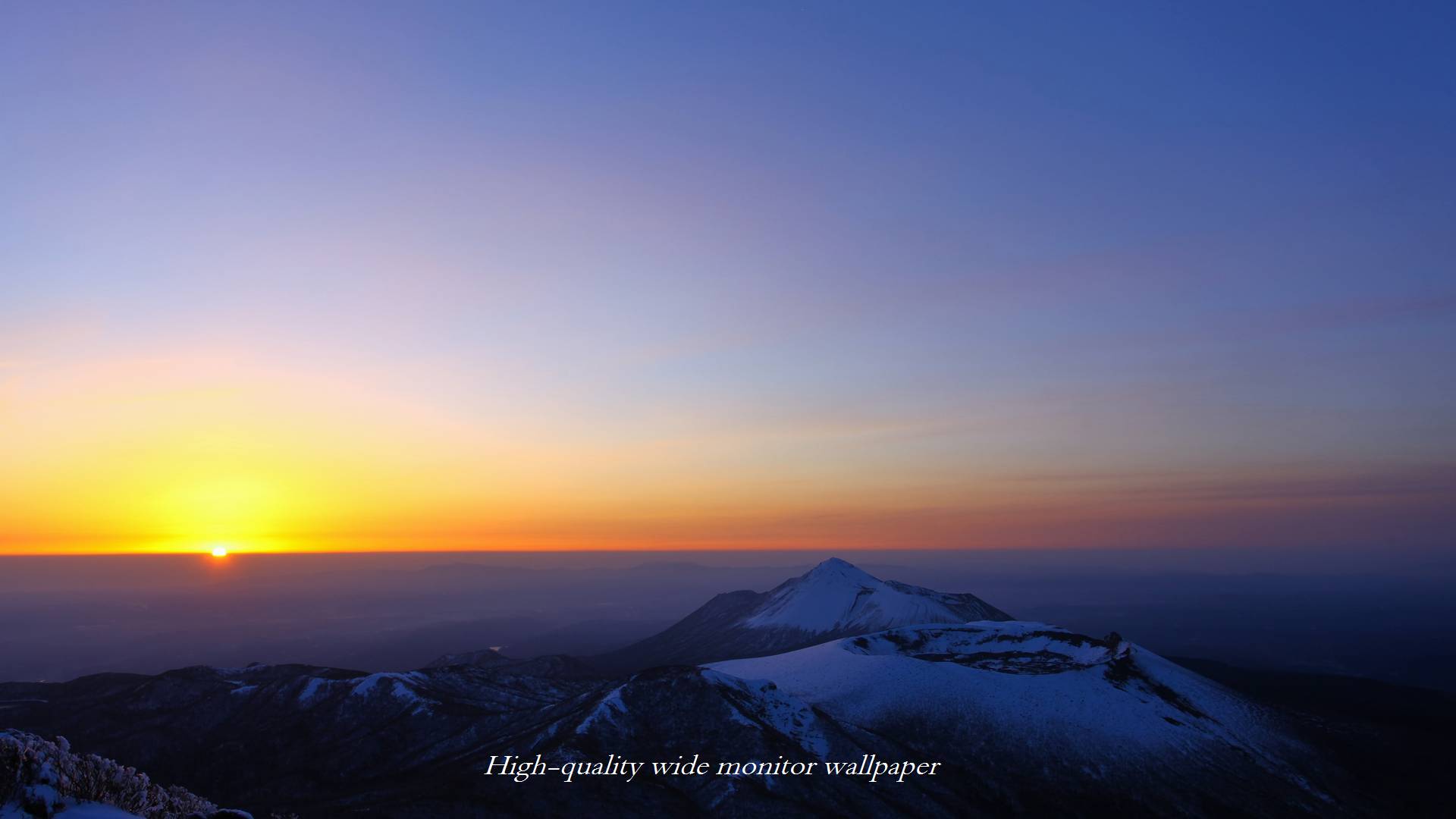 雪景色の高千穂峰と朝陽をモチーフにしましたアスペクト比１６：９のモニター【1920×1080】に対応しています
