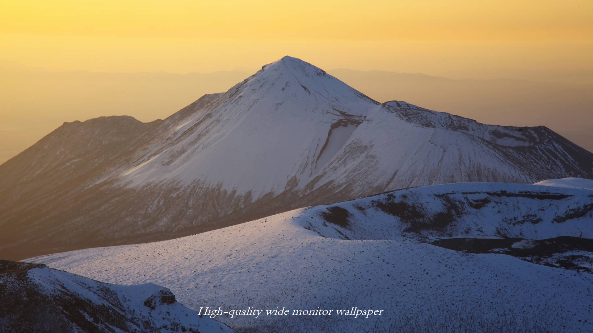 雪景色の高千穂の峰Ⅲをモチーフにしましたアスペクト比１６：９のモニター【1920×1080】に対応しています