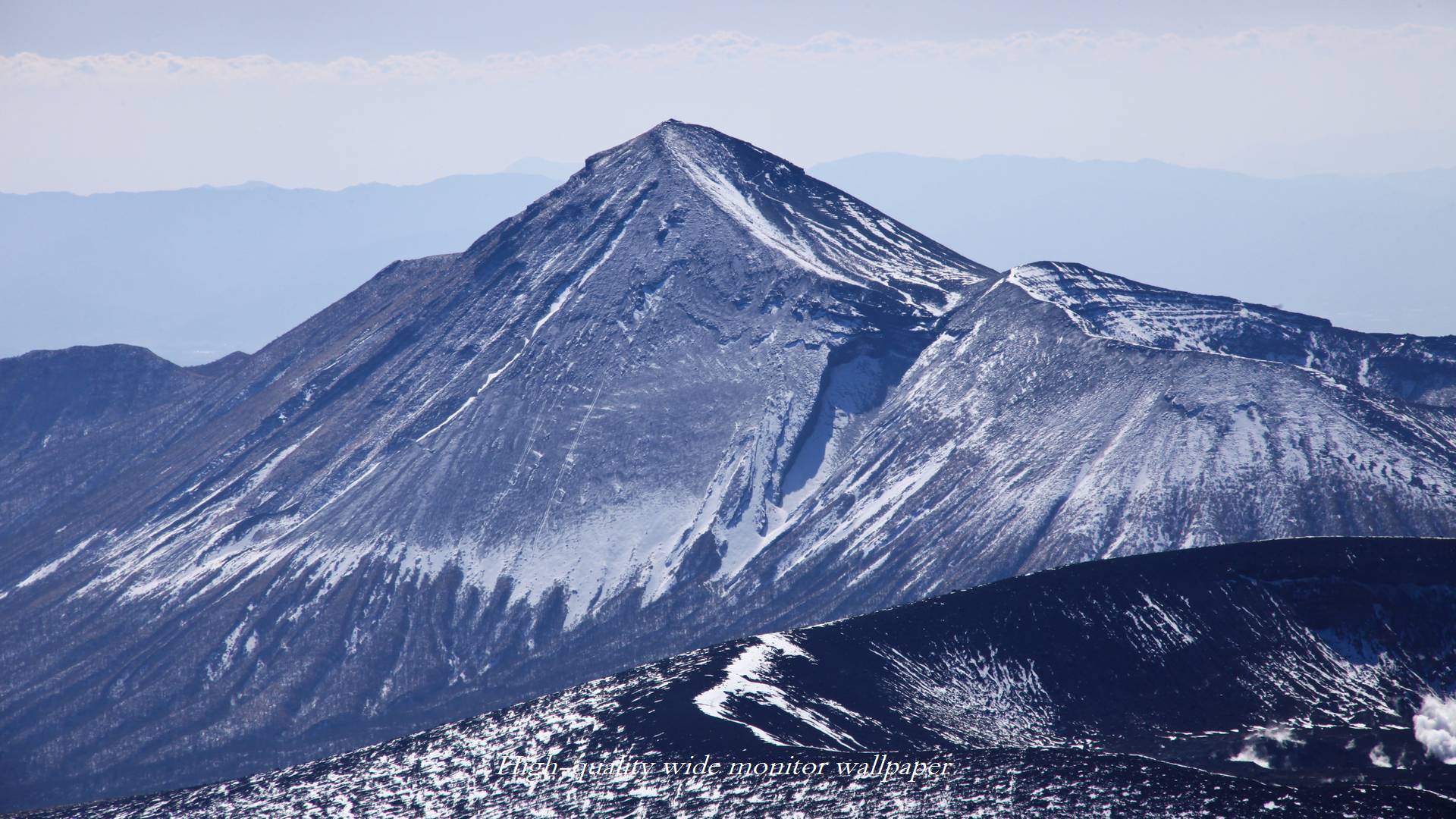 雪景色の高千穂の峰をモチーフにしましたアスペクト比１６：９のモニター【1920×1080】に対応しています