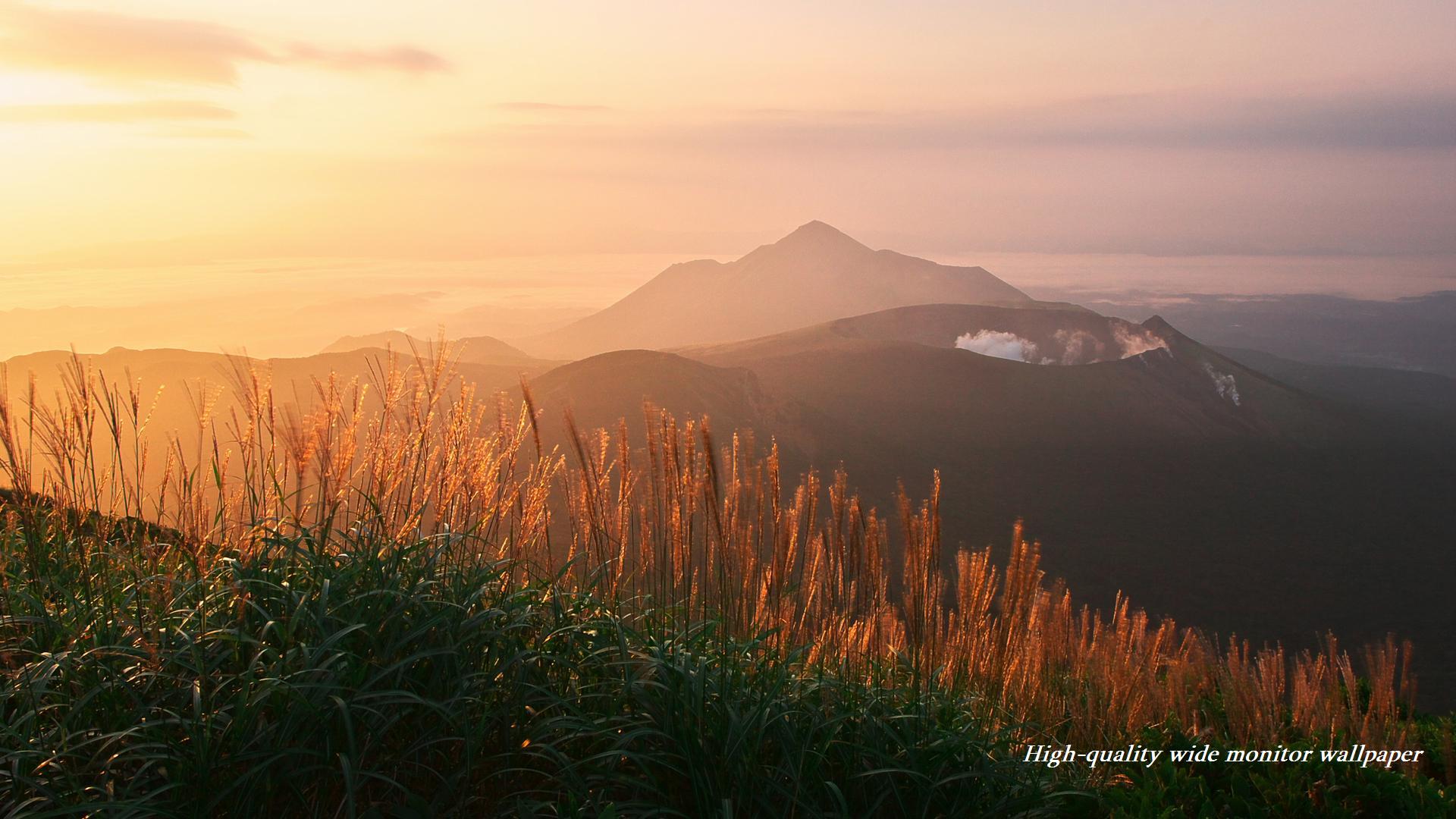 韓国岳,朝陽に染まるススキをモチーフにしましたアスペクト比１６：９のモニター【1920×1080】に対応しています