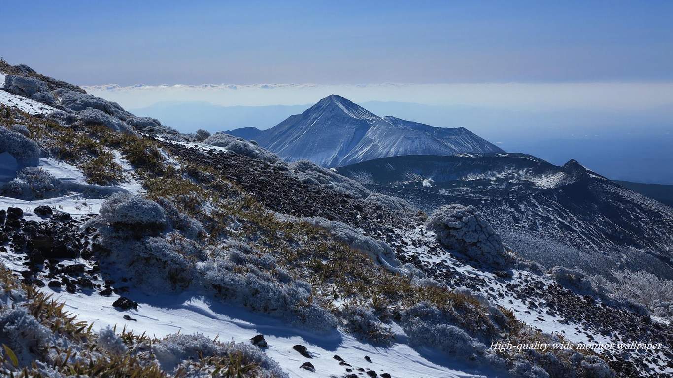 冬の韓国岳と霧島山をモチーフにしました2020年12月1月のカレンダー付きワイドモニター高画質壁紙【アスペクト比１６：９】に対応しています