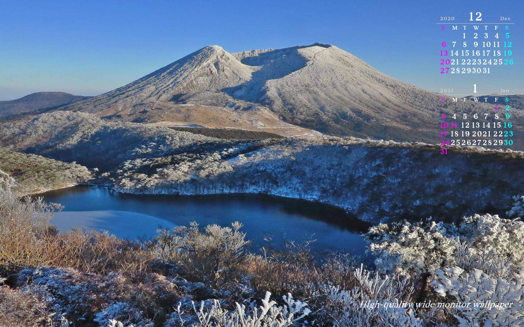 雪景色の韓国岳と白紫池をモチーフにしました2020年12月1月のカレンダー付きワイドモニター高画質壁紙【アスペクト比１６:１０】に対応しています