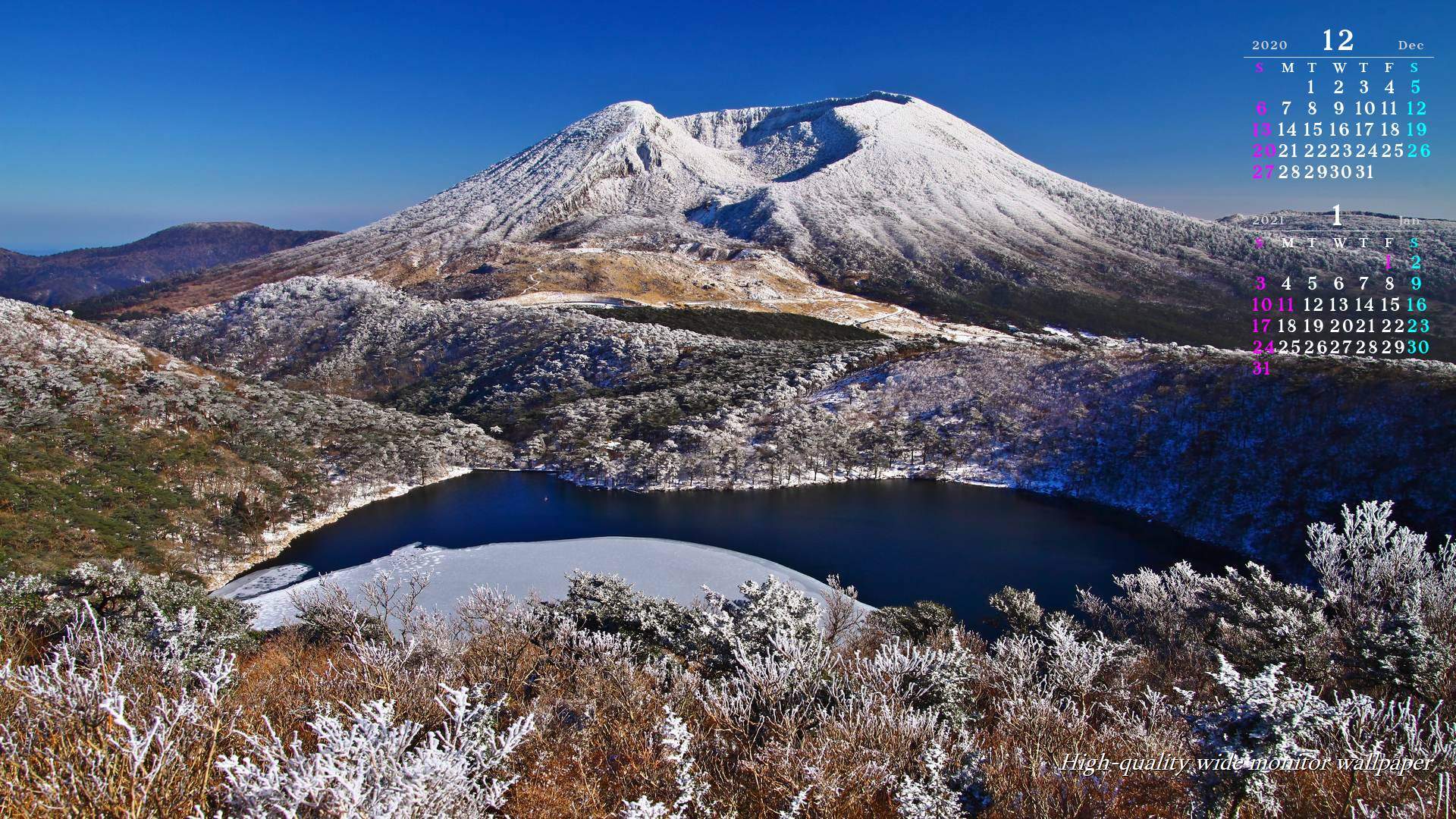 雪景色の韓国岳と白紫池をモチーフにしました2020年12月1月のカレンダー付きワイドモニター高画質壁紙【アスペクト比１６：９】に対応しています