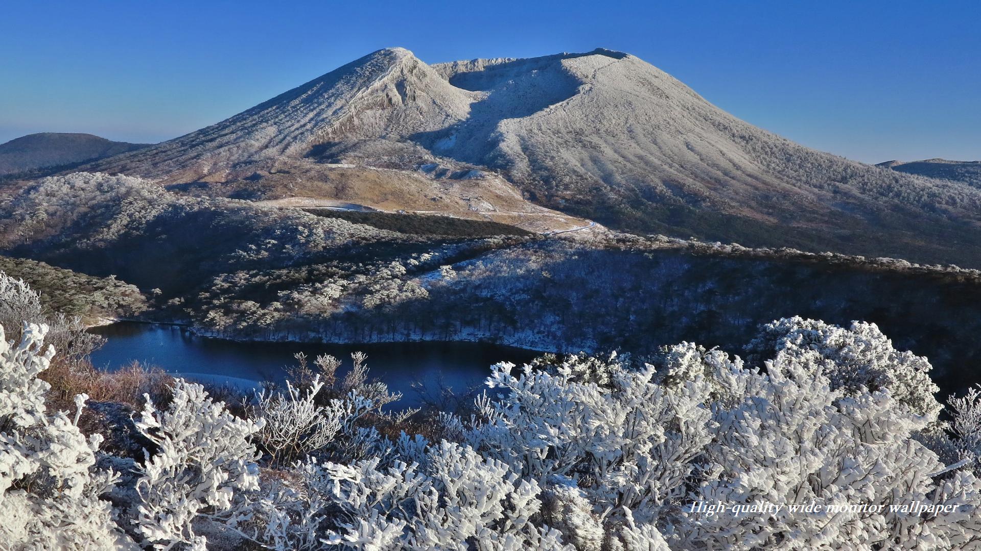 雪景色の韓国岳（白鳥山より撮影）をモチーフにしましたアスペクト比１６：９のモニター【1920×1080】に対応しています