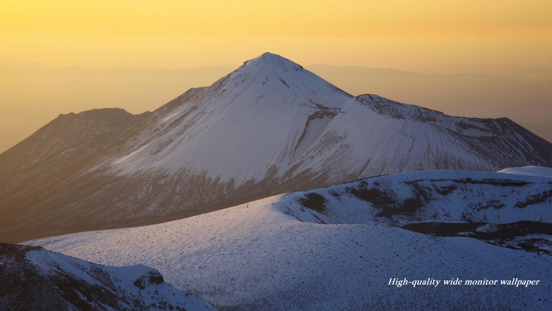 雪景色の高千穂の峰と新燃岳をモチーフにしましたアスペクト比１６：９のモニター【1920×1080】に対応しています
